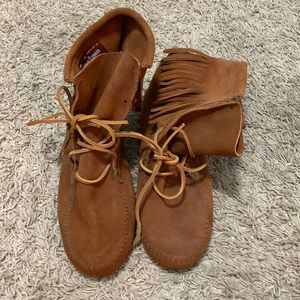 New without box or tags. Women’s fringe Minnetonka classic suede boots size 8